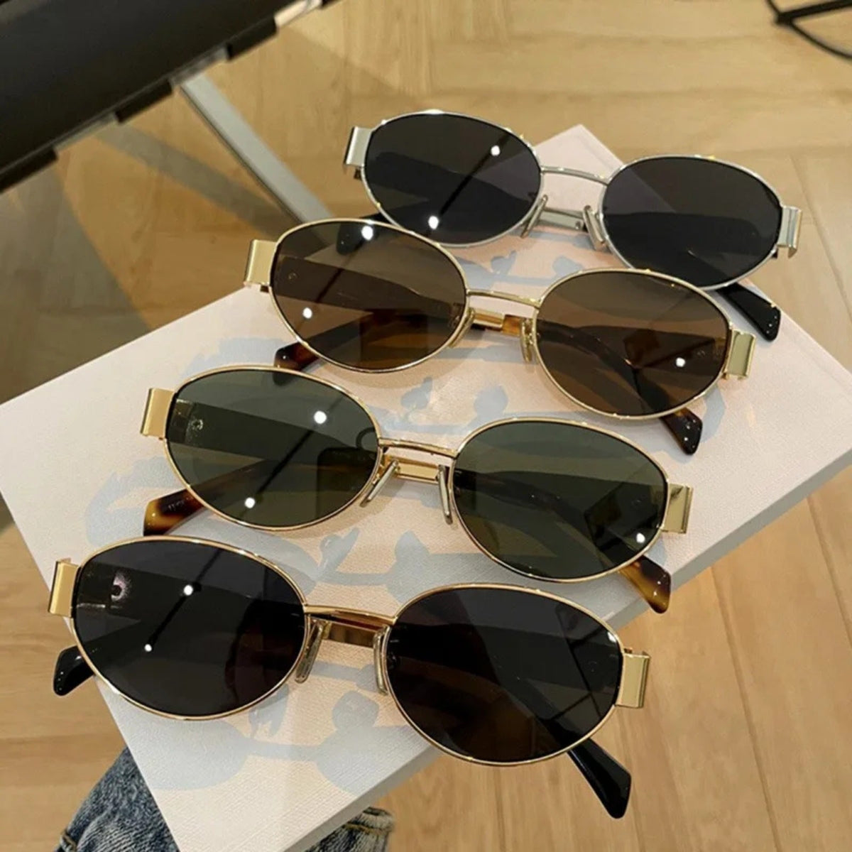 Gafas de sol ovaladas de aleación dorada con protección UV400