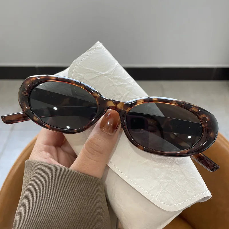 Gafas de sol ovaladas de plástico con protección UV400