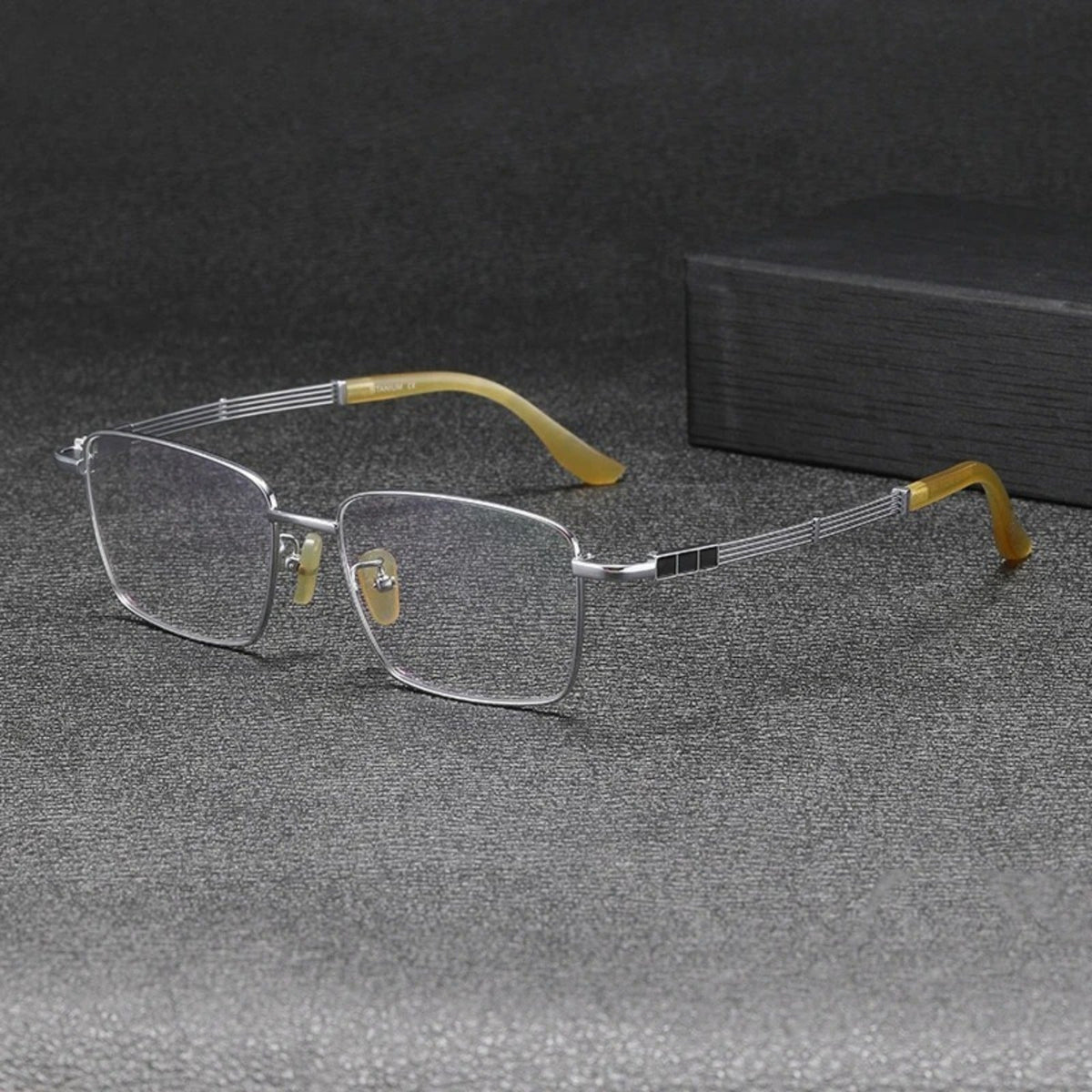 Gafas cuadradas de titanio con detalles en madera