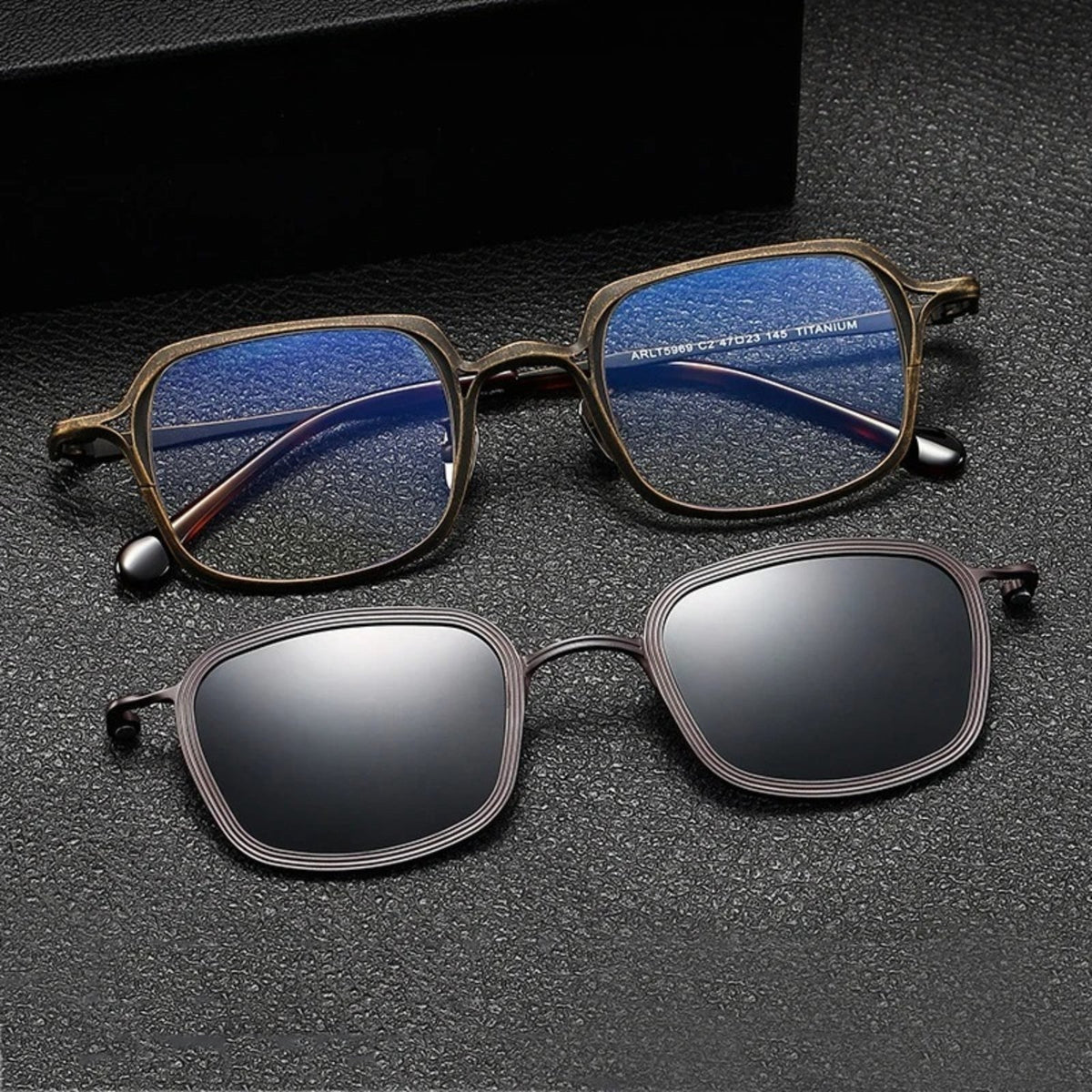 Gafas cuadradas de titanio con clip magnético