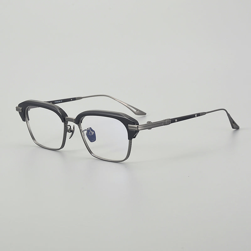 Monturas de gafas rectangulares de titanio con borde superior grueso y detalles metálicos texturizados