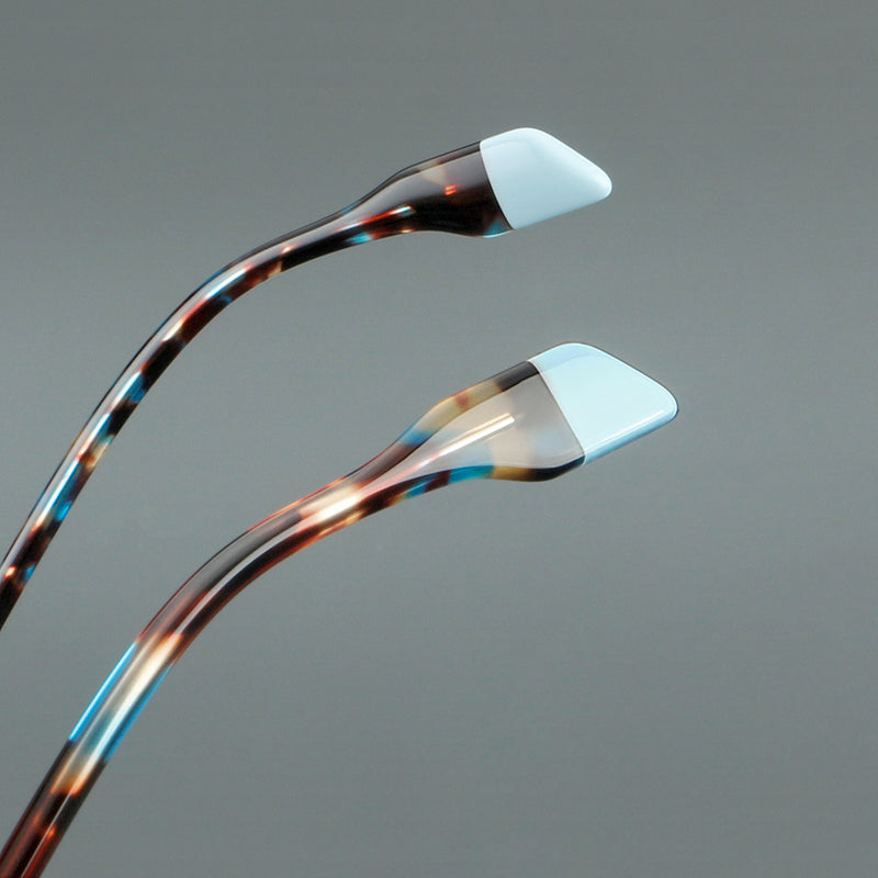 Monturas de gafas redondas decorativas de acetato con detalles a rayas en las esquinas y varillas esculpidas