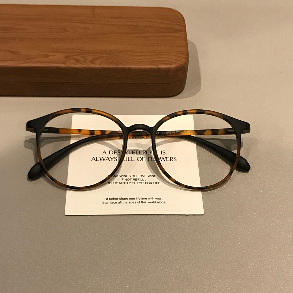 Monturas de gafas cuadradas redondeadas con varillas finas, color marrón té o carey mate