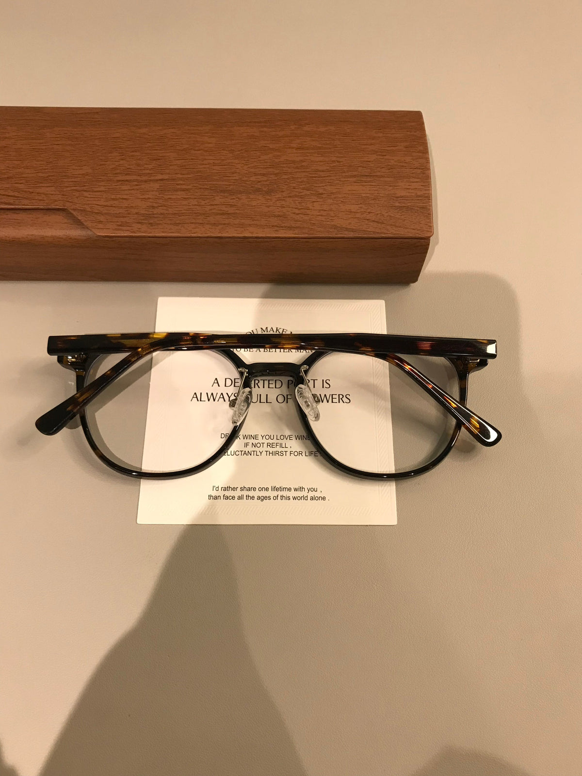 Monturas de gafas cuadradas redondeadas con ceja elevada, carey ámbar o negro