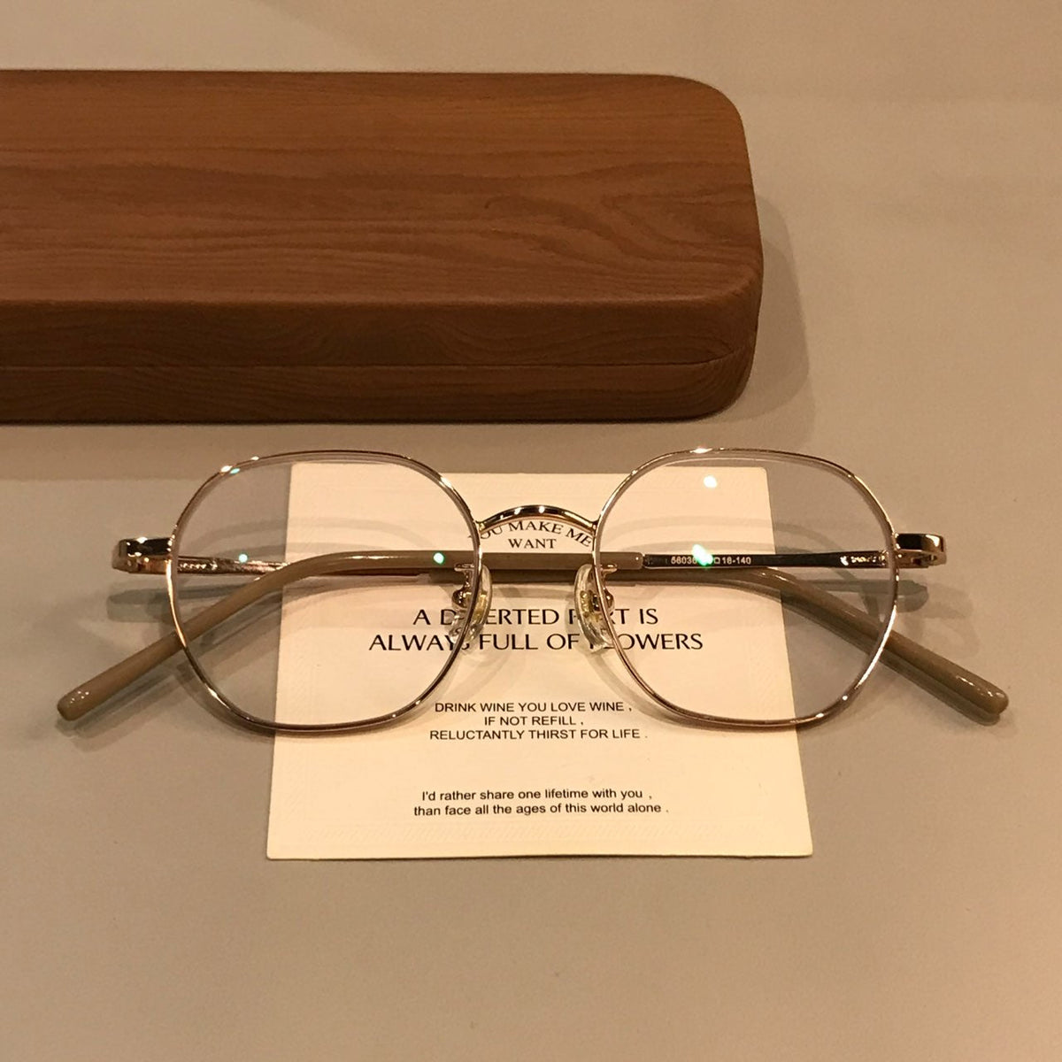 Monturas de gafas geométricas de estilo alambre con puente fino, tono dorado