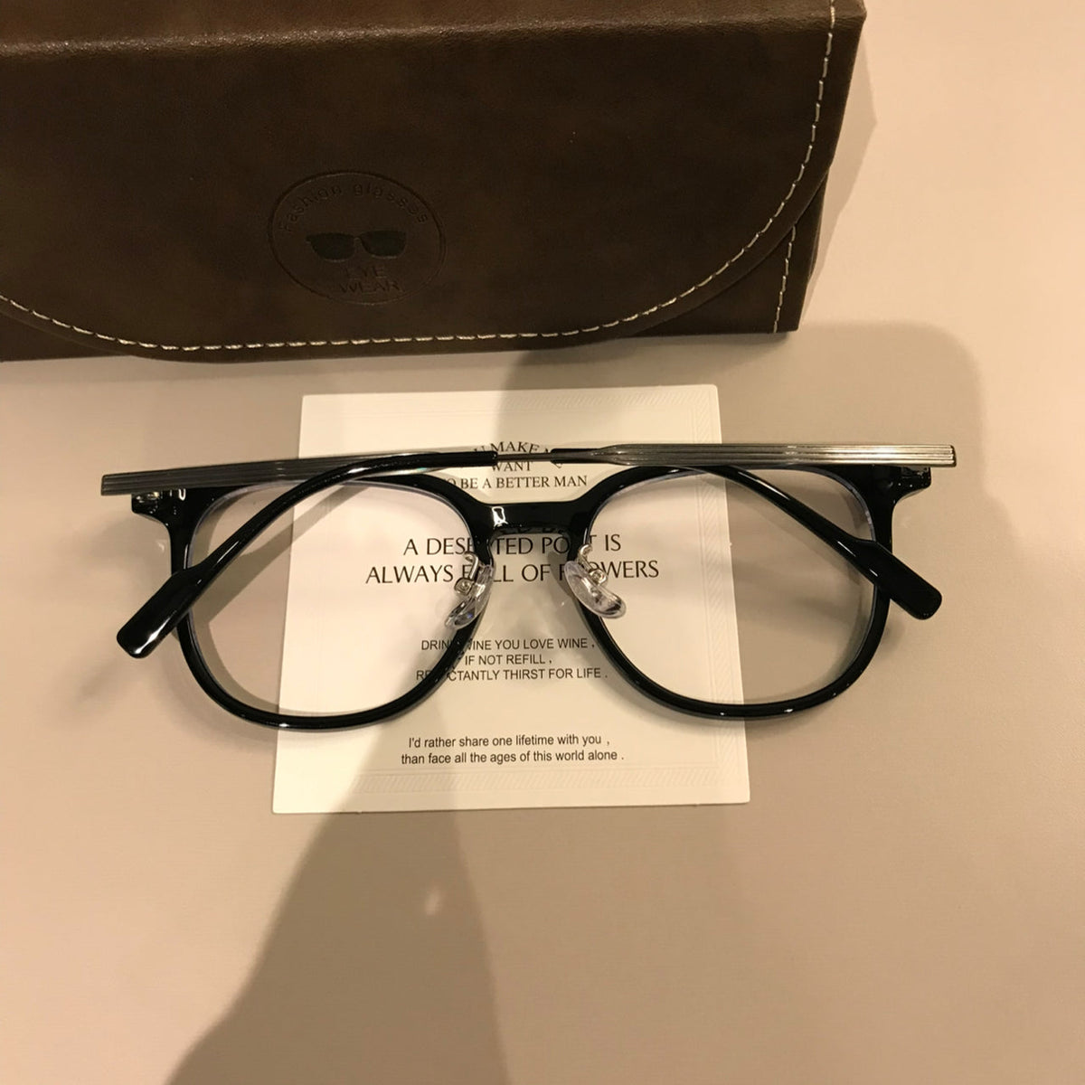 Monturas de gafas cuadradas redondeadas con detalles en las esquinas, color café latte o negro