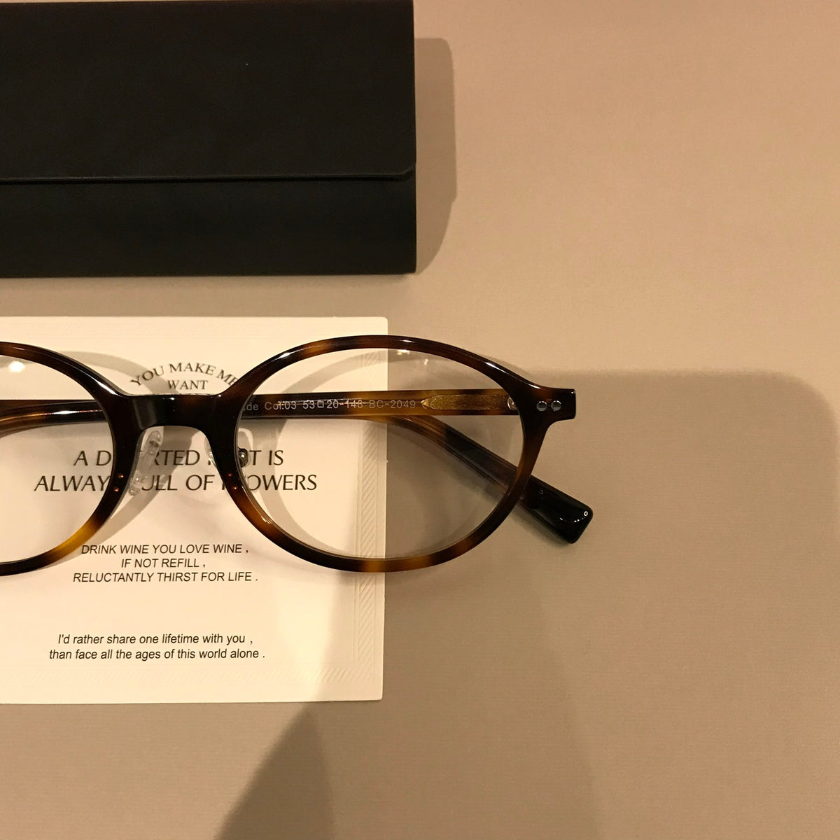 Montura de gafas ovalada ancha con bordes gruesos, carey