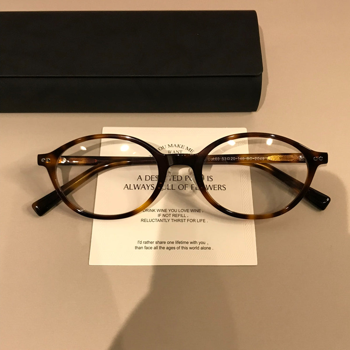 Montura de gafas ovalada ancha con bordes gruesos, carey