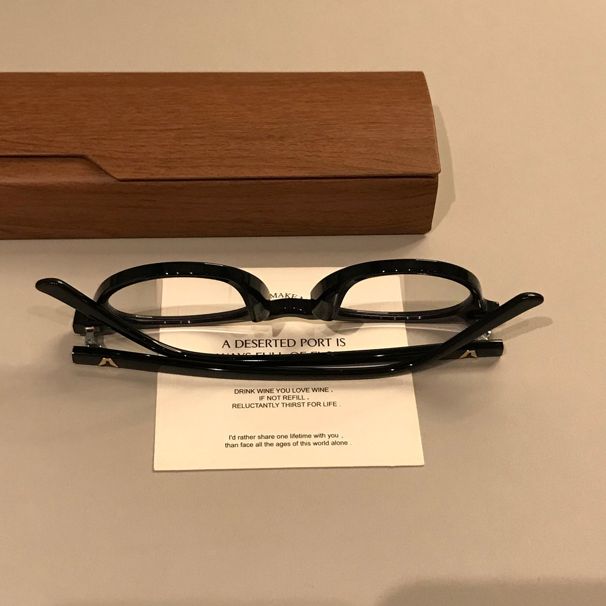 Monturas de gafas ovaladas compactas con aros gruesos, negro o carey