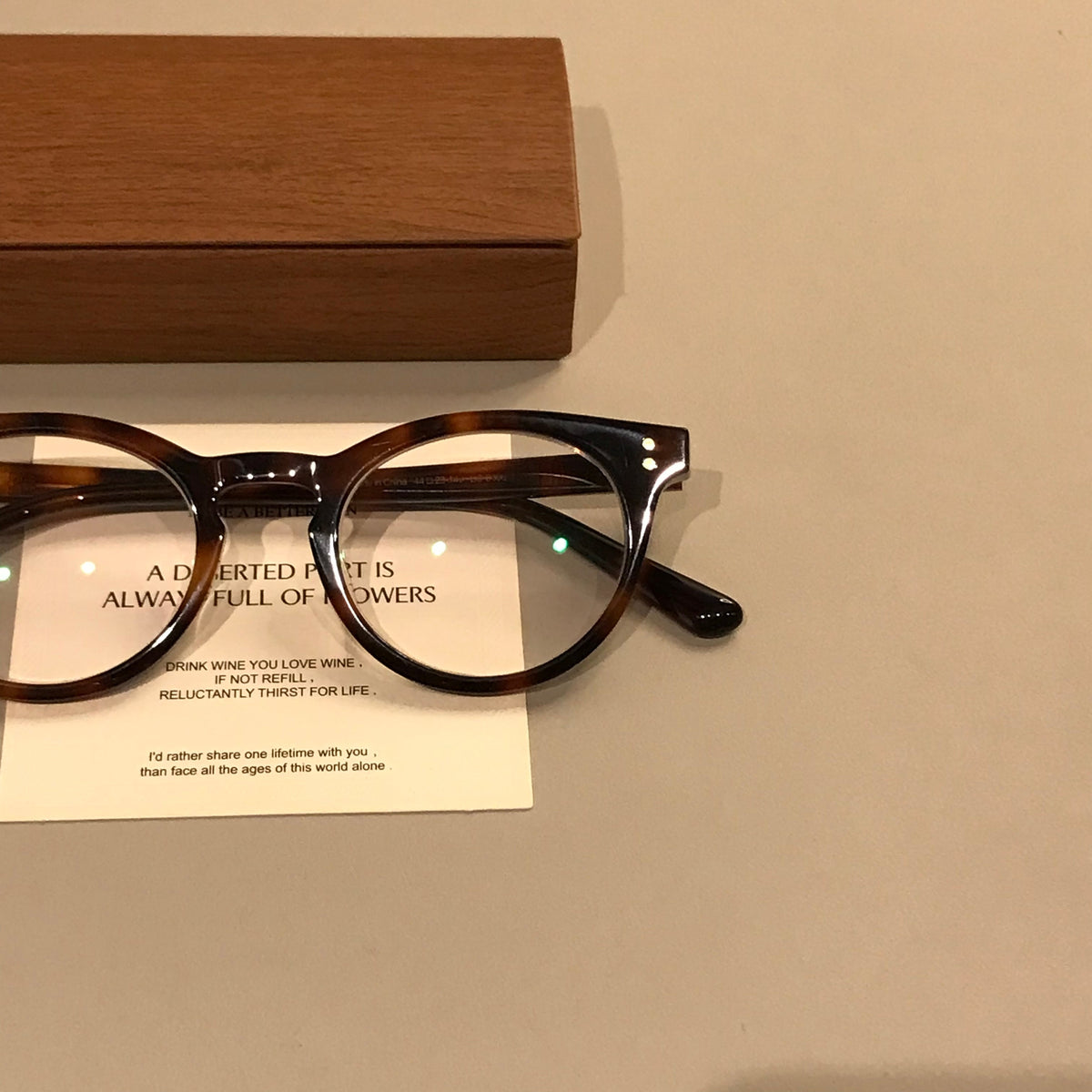 Monturas de gafas ovaladas compactas con aros gruesos, negro o carey