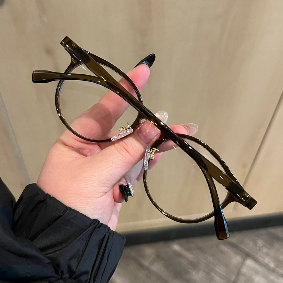 Monturas de gafas de ojo de gato redondeadas con esquinas exteriores elevadas, marrón té caramelo, negro o carey
