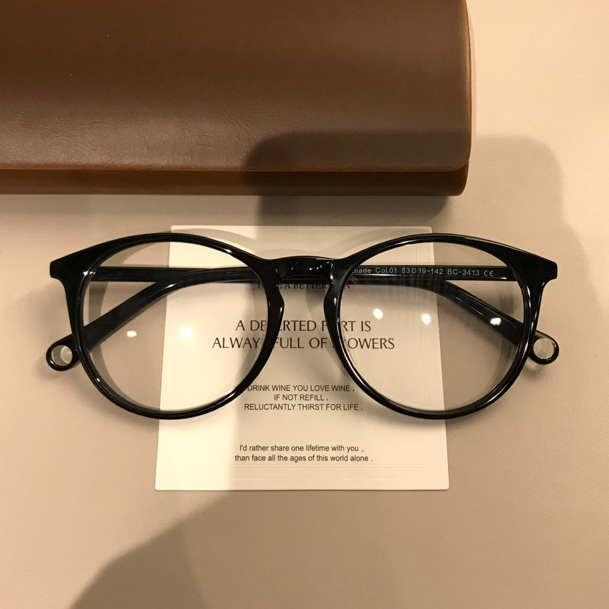 Monturas de gafas cuadradas redondeadas con varillas decorativas, cuatro colores de montura