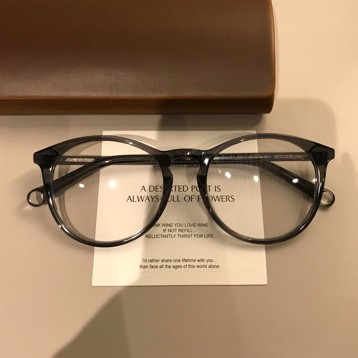 Monturas de gafas cuadradas redondeadas con varillas decorativas, cuatro colores de montura