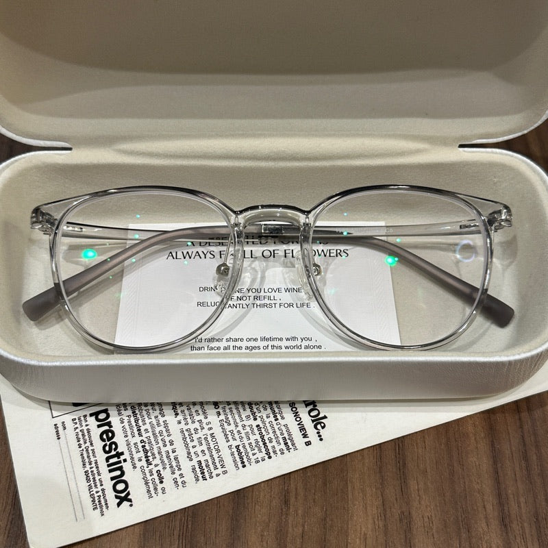 Monturas de gafas cuadradas anchas con esquinas redondeadas, colores translúcidos y sólidos