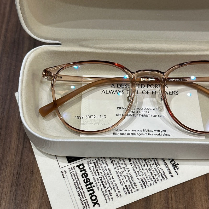 Monturas de gafas cuadradas anchas con esquinas redondeadas, colores translúcidos y sólidos