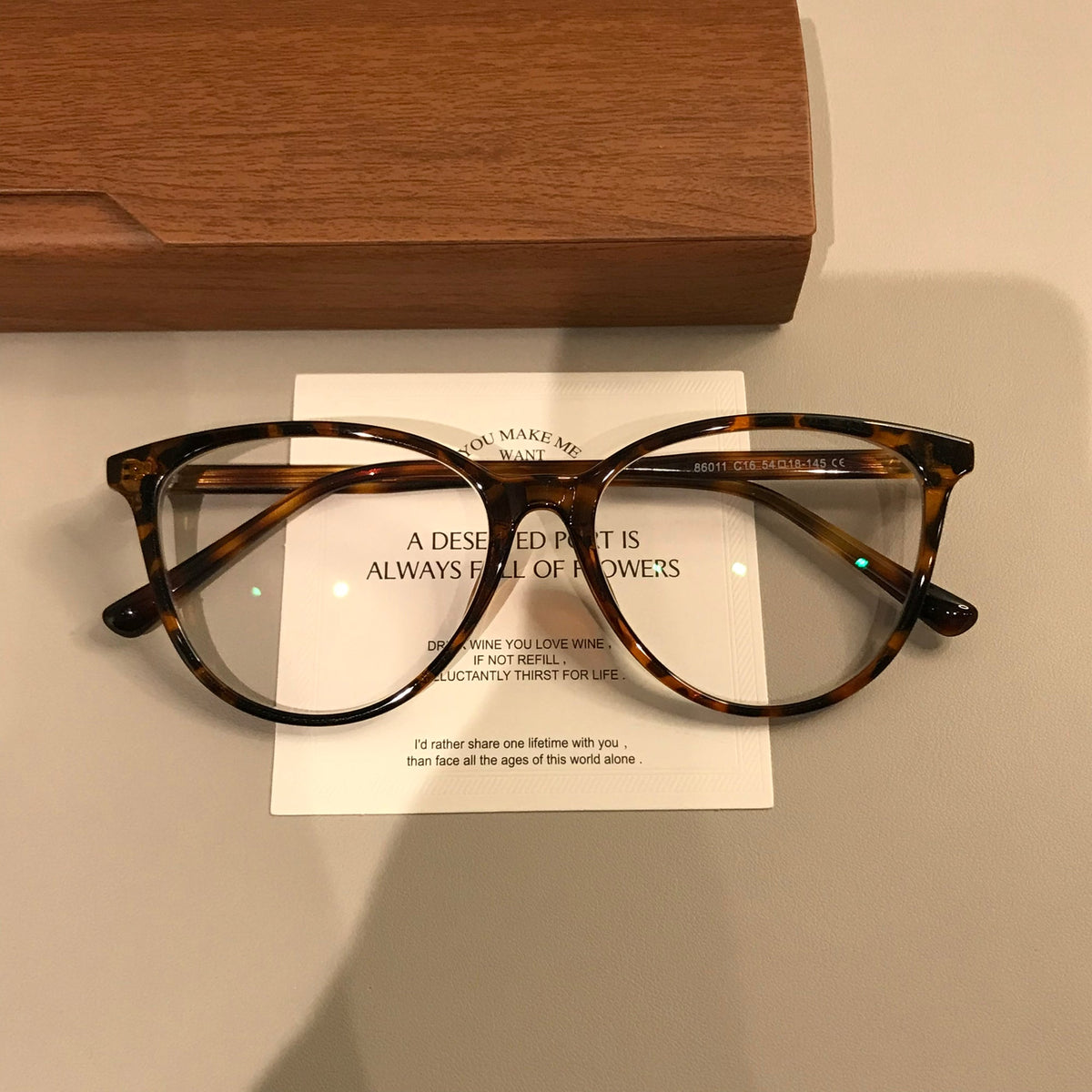 Gafas de montura ojo de gato con esquinas elevadas, color ámbar marrón o negro