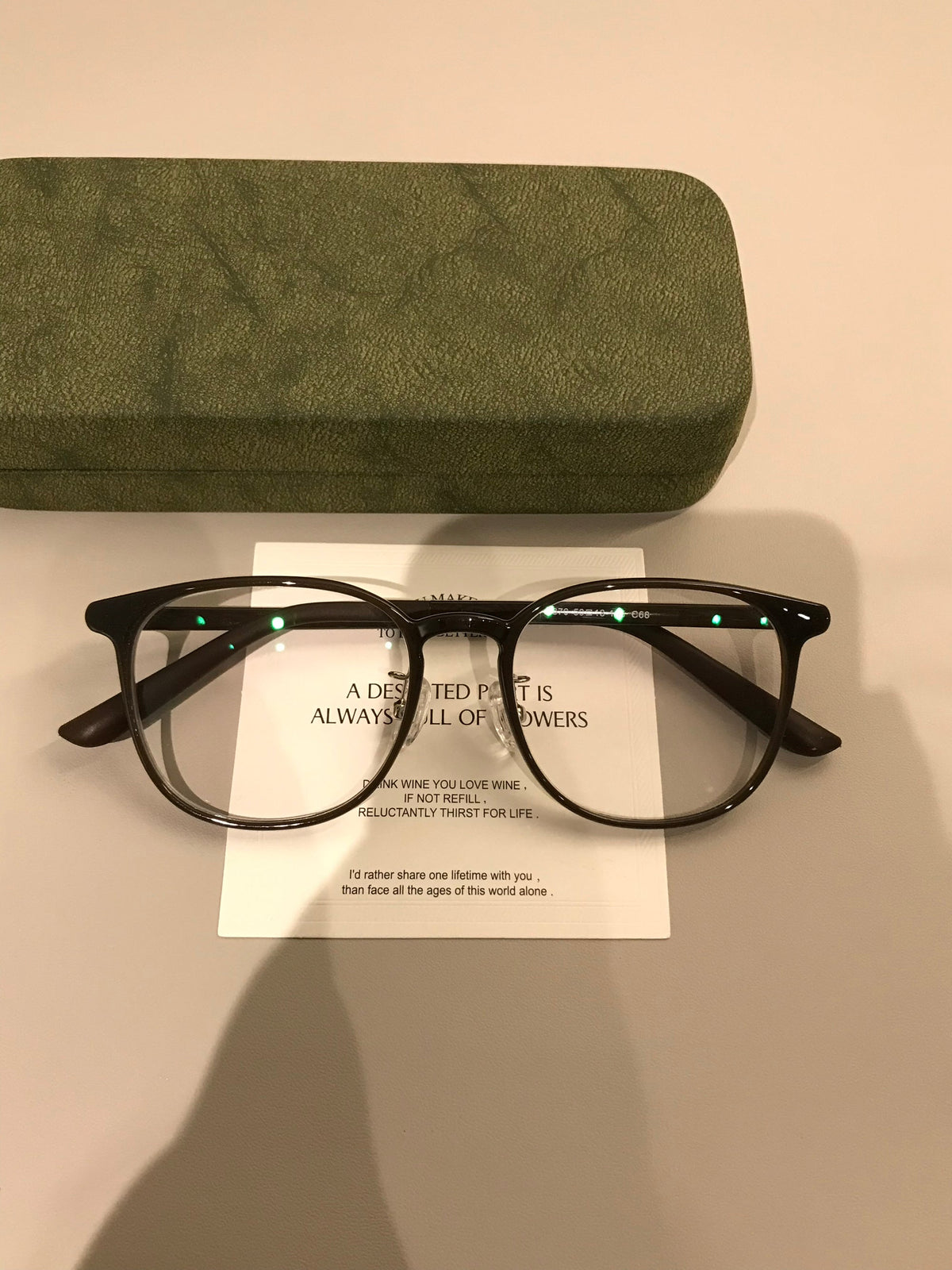 Monturas de gafas redondas y compactas con detalles en las esquinas, negro, marrón café o carey