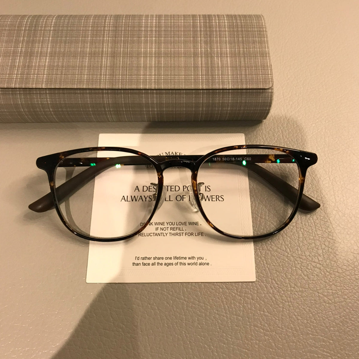 Monturas de gafas redondas y compactas con detalles en las esquinas, negro, marrón café o carey