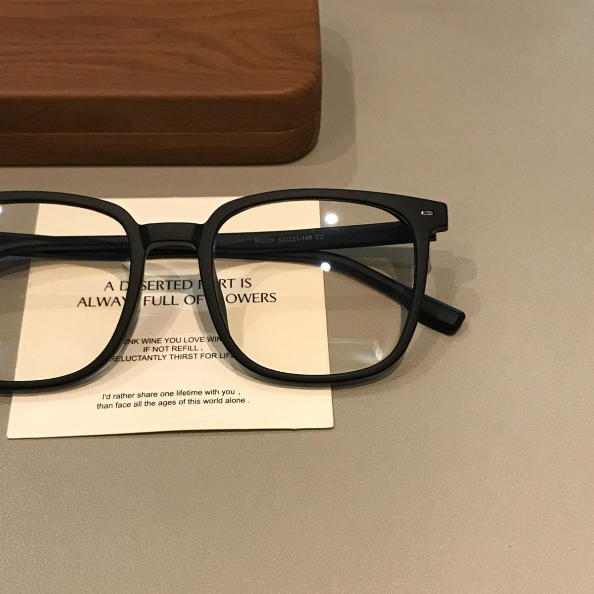 Monturas de gafas geométricas cuadradas con esquinas angulares, acabados en negro o carey mate