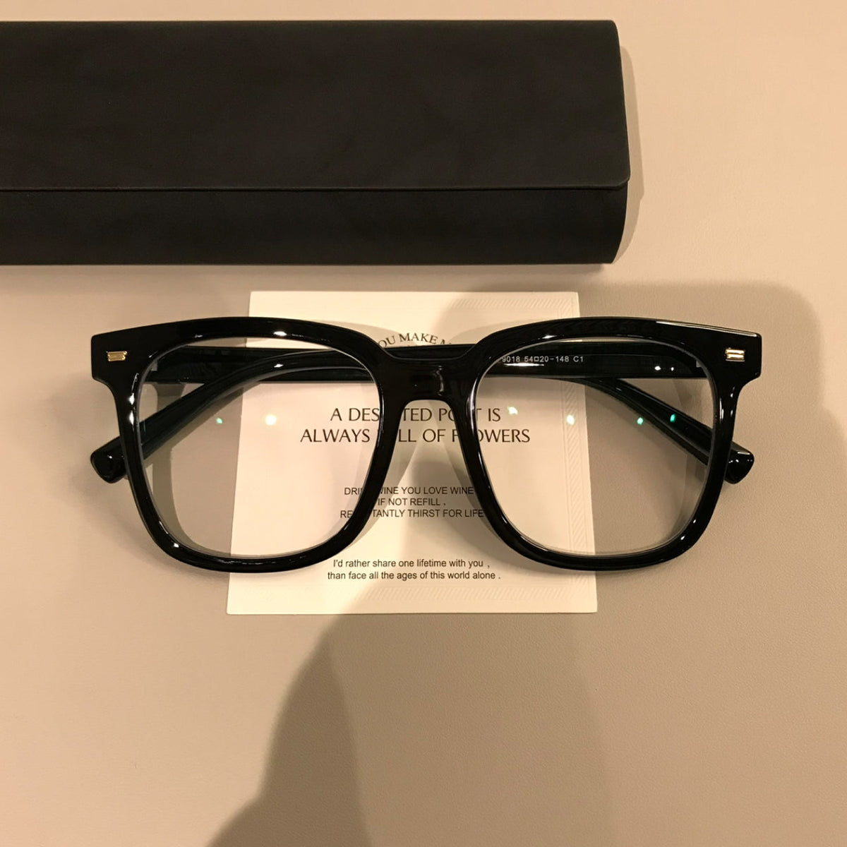 Monturas de gafas cuadradas con ceja superior recta, negras