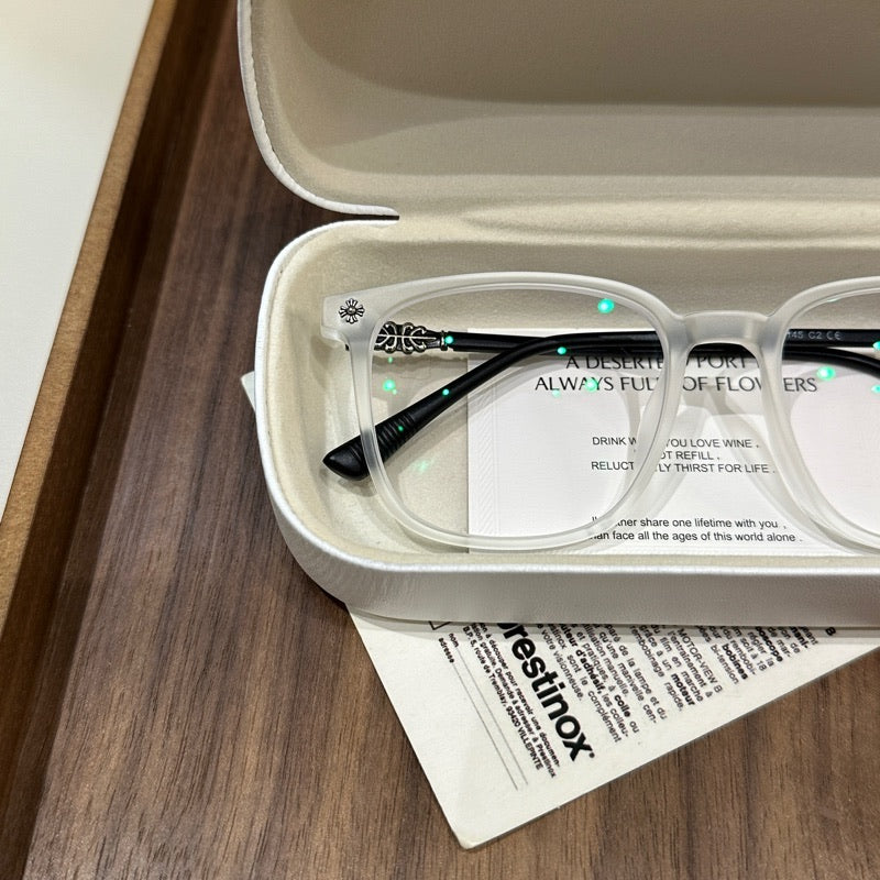 Monturas de gafas cuadradas con esquinas suaves y acabado mate, blancas