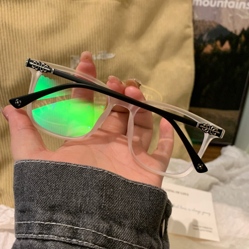 Monturas de gafas cuadradas con esquinas suaves y acabado mate, blancas