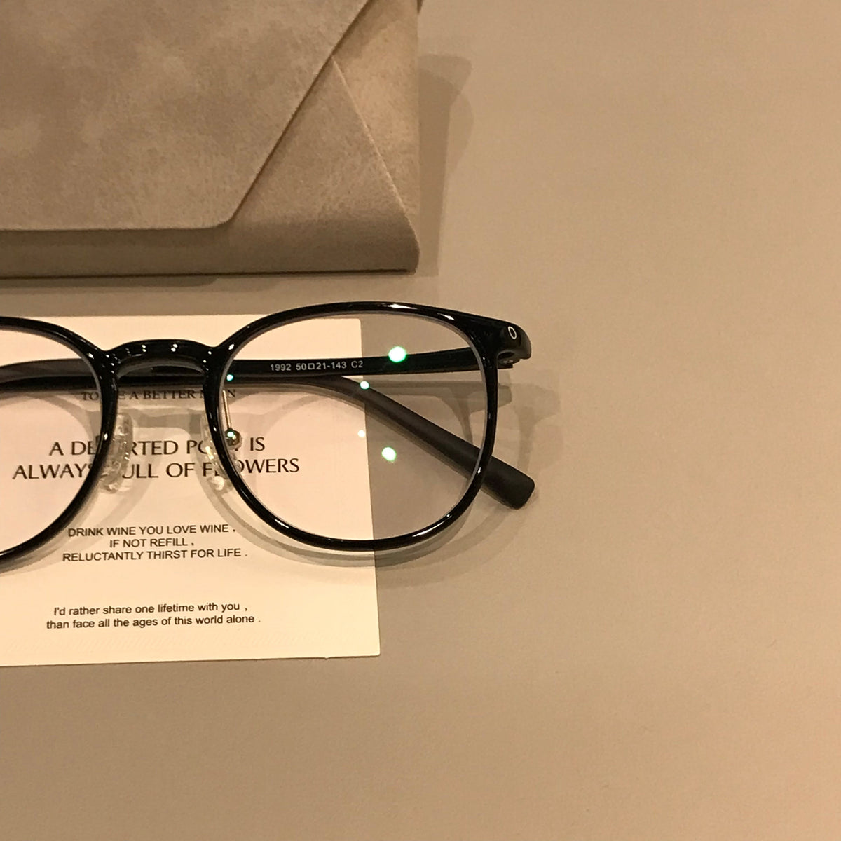 Monturas de gafas cuadradas con bordes finos y puente curvo, negras