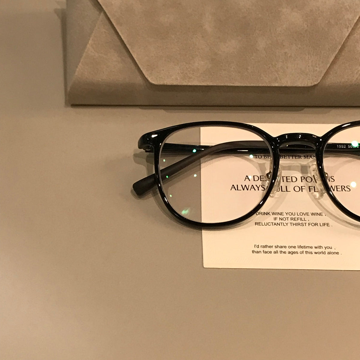 Monturas de gafas cuadradas con bordes finos y puente curvo, negras