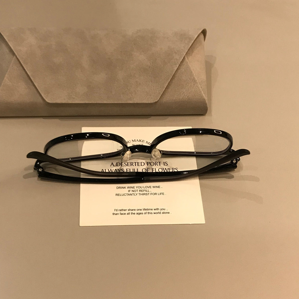 Monturas de gafas cuadradas con bordes finos y puente curvo, negras