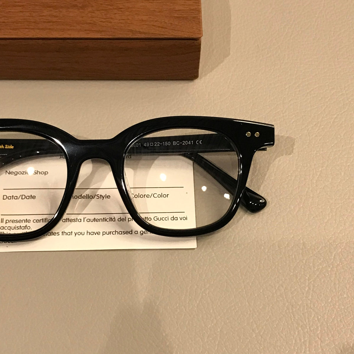 Montura de gafas rectangular retro con remaches en las esquinas, carey
