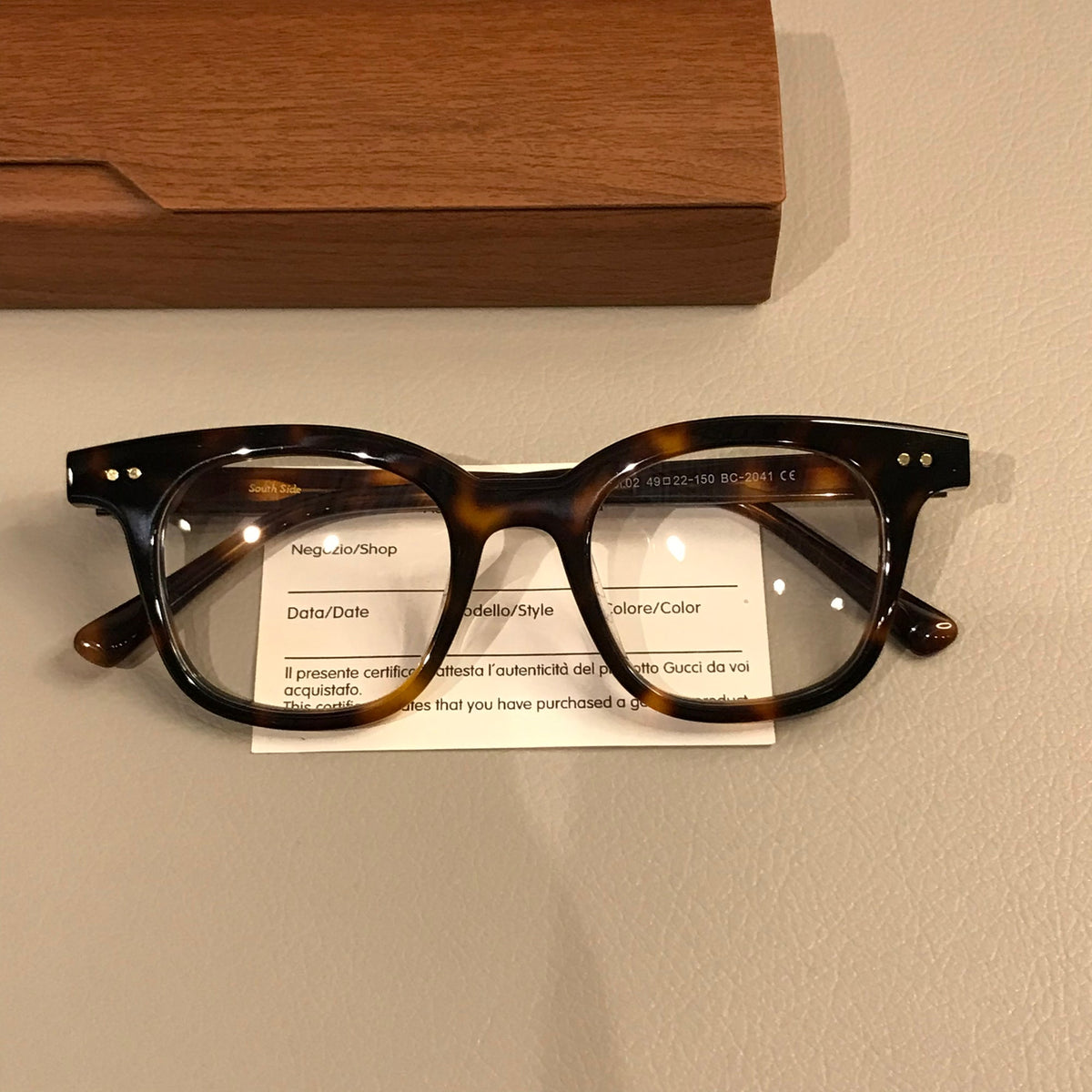 Montura de gafas rectangular retro con remaches en las esquinas, carey