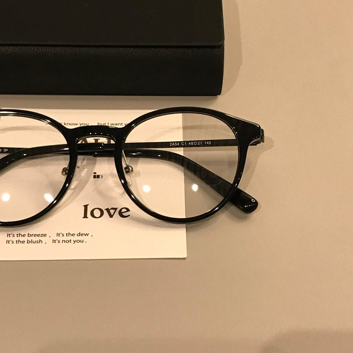 Monturas de gafas redondas y compactas con varillas finas, en negro o carey