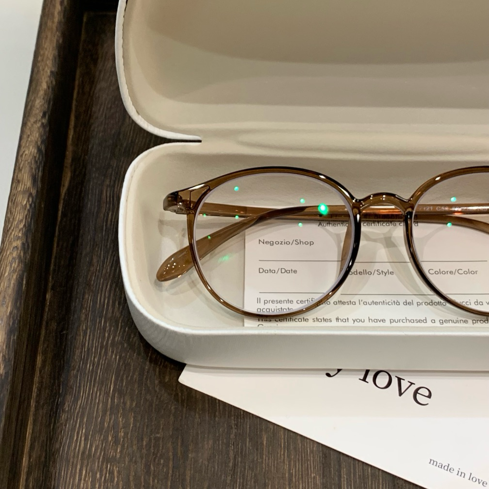 Montura de gafas redonda con bordes finos y ceja curva, color marrón té frío
