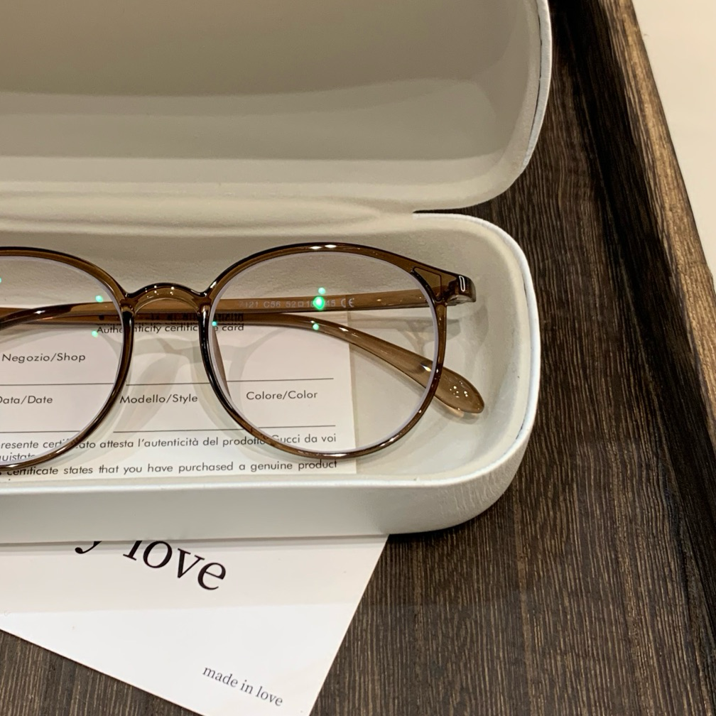 Montura de gafas redonda con bordes finos y ceja curva, color marrón té frío