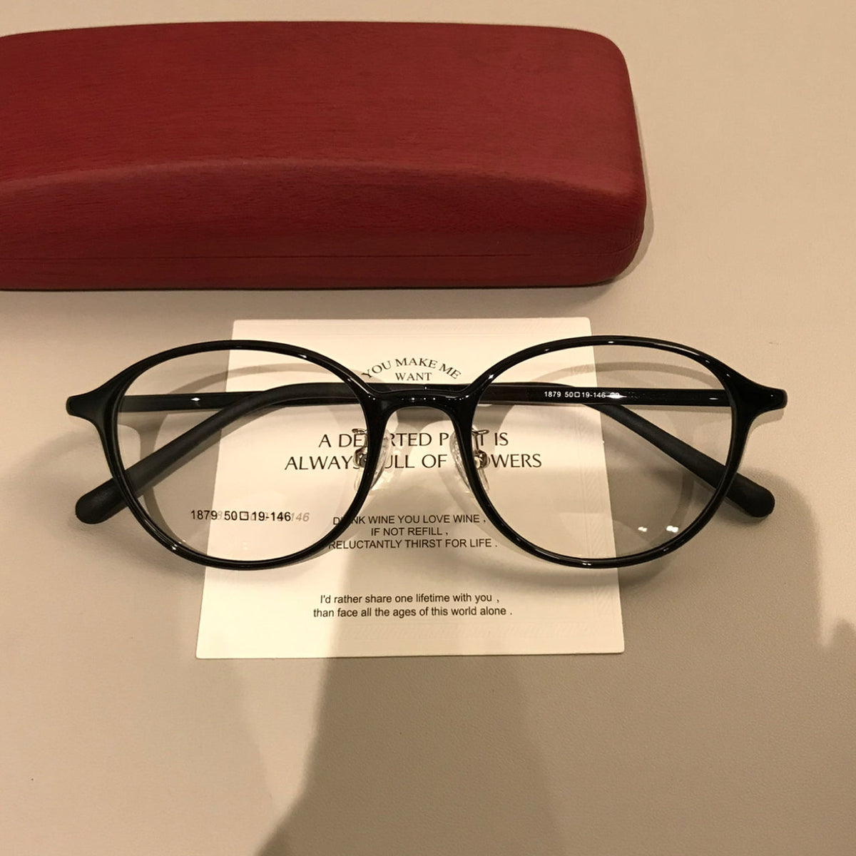 Monturas de gafas redondas con varillas anchas y remaches en las esquinas, negro, carey o marrón caramelo
