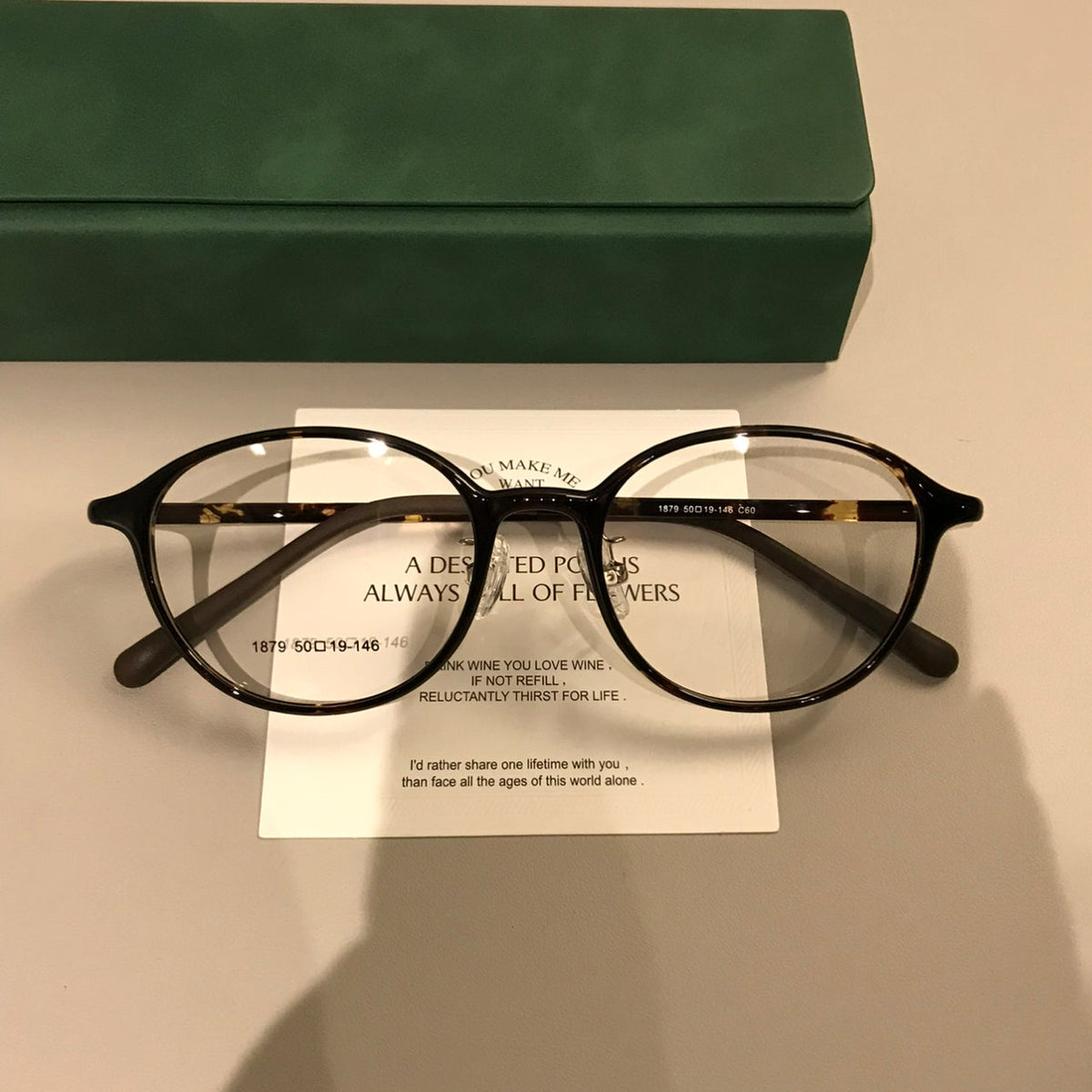 Monturas de gafas redondas con varillas anchas y remaches en las esquinas, negro, carey o marrón caramelo
