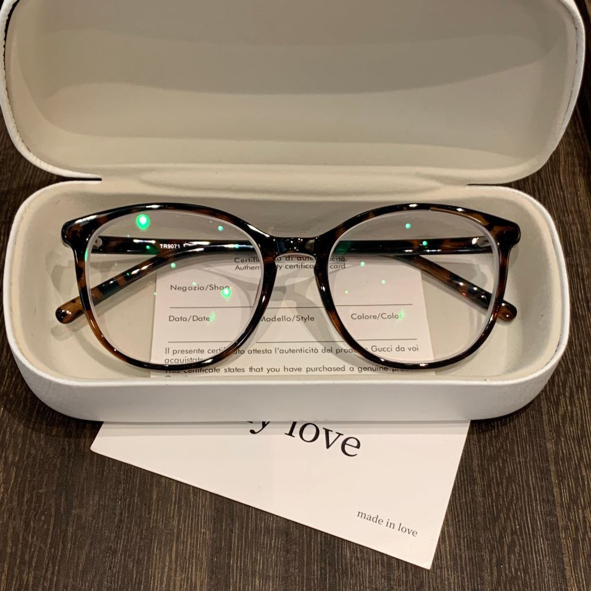 Monturas de gafas cuadradas redondeadas con varillas delgadas y detalles en las esquinas, cinco colores