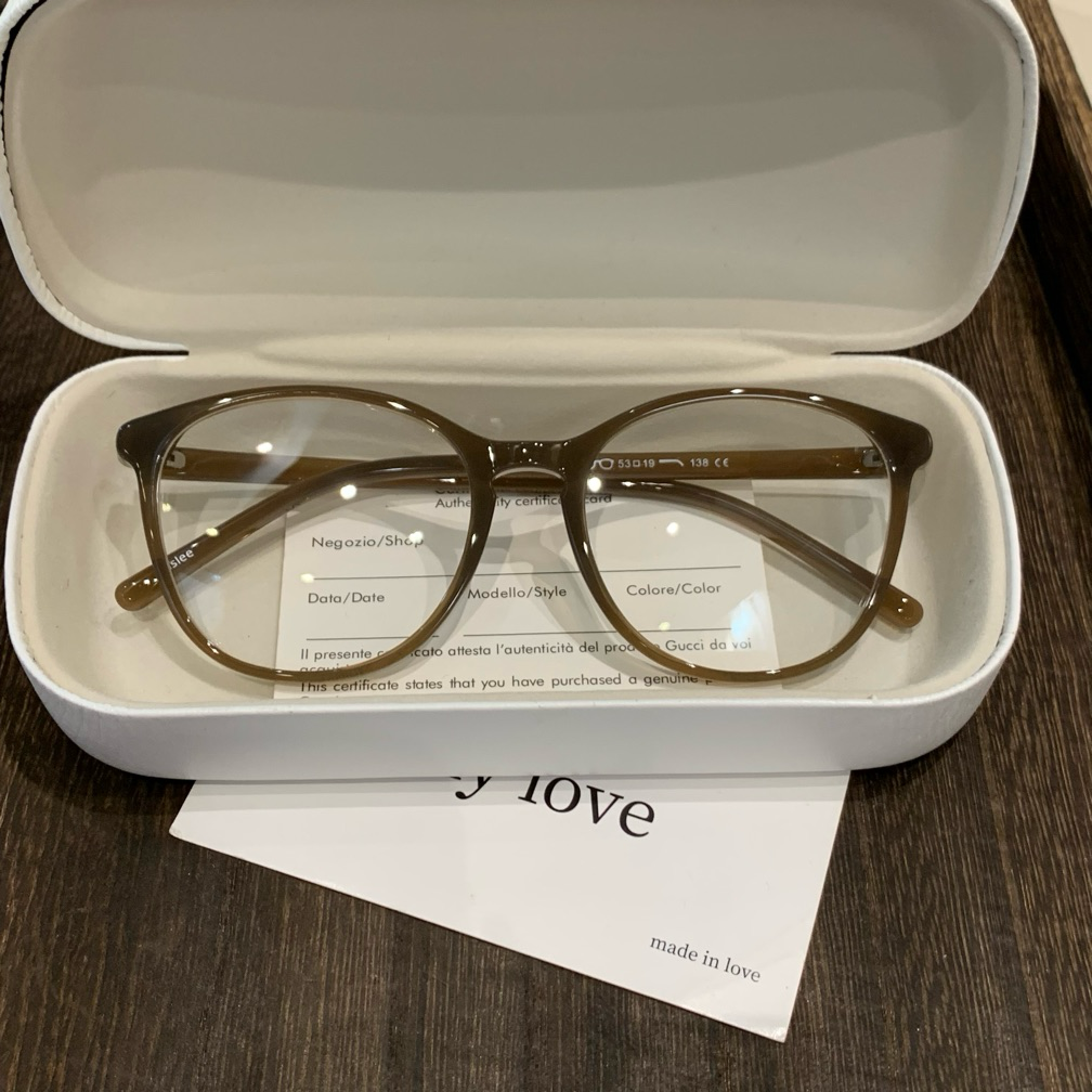 Monturas de gafas cuadradas redondeadas con varillas delgadas y detalles en las esquinas, cinco colores
