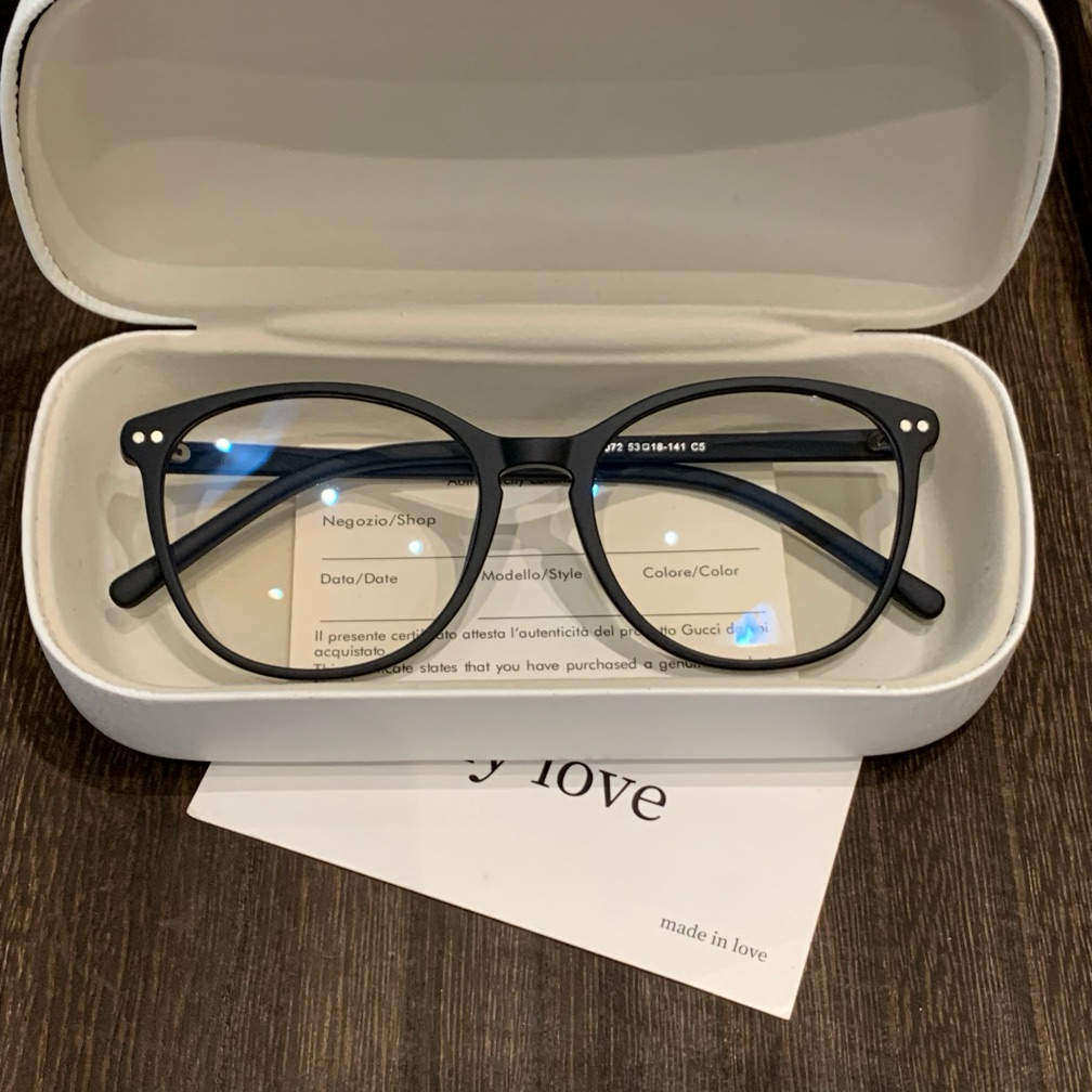 Monturas de gafas cuadradas redondeadas con varillas delgadas y detalles en las esquinas, cinco colores
