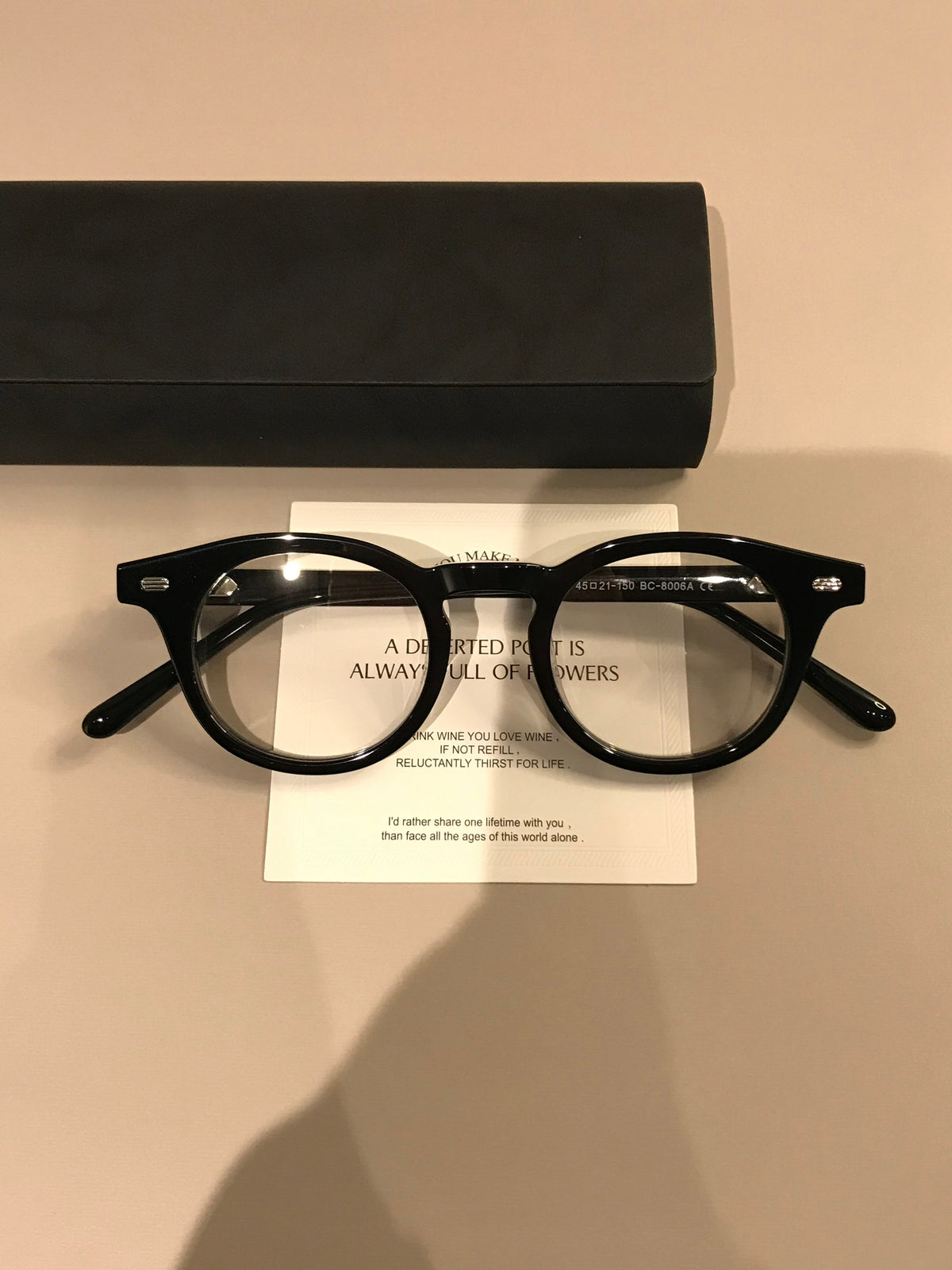 Montura de gafas redonda retro con borde superior ancho, carey o negro brillante