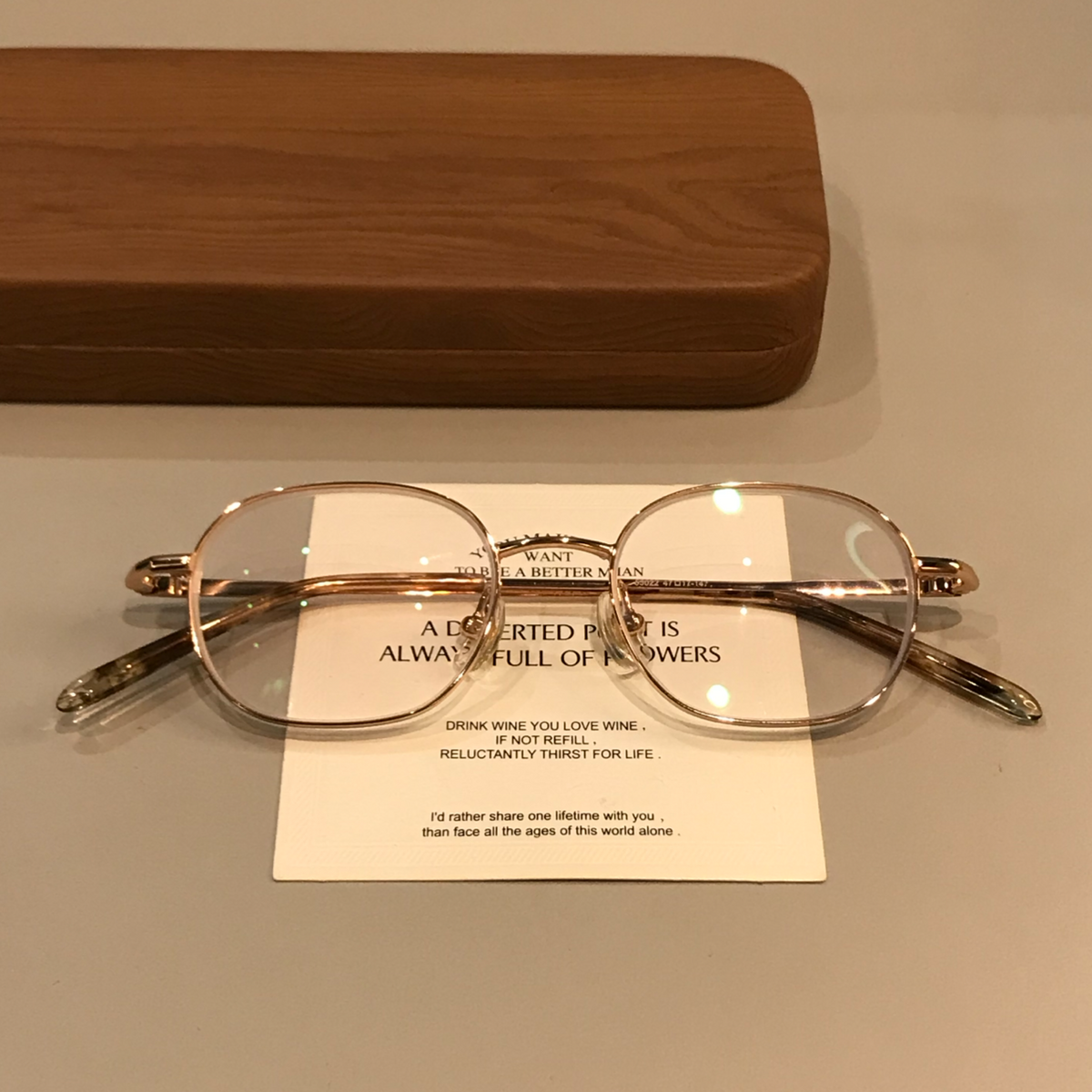Montura de gafas estilo alambre rectangular redondeada, tono dorado