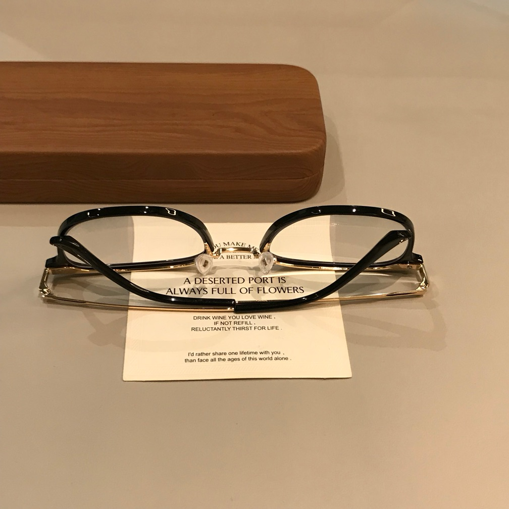 Monturas de gafas rectangulares anchas para hombre con remaches en las esquinas, negras