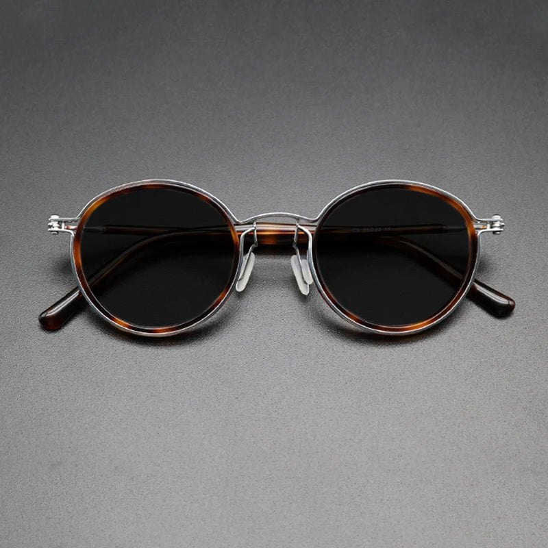 
Gafas de sol redondas vintage polarizadas con protección UV400 y detalle de titanio