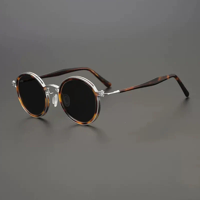 
Gafas de sol redondas vintage polarizadas con protección UV400 y detalle de titanio - Carey plateado
