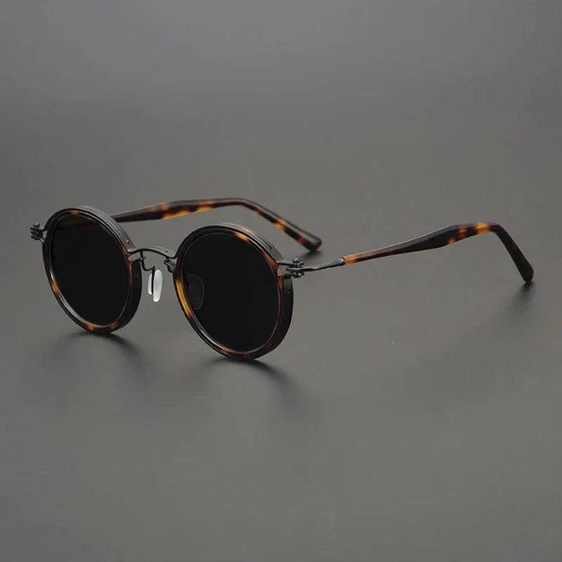 
Gafas de sol redondas vintage polarizadas con protección UV400 y detalle de titanio