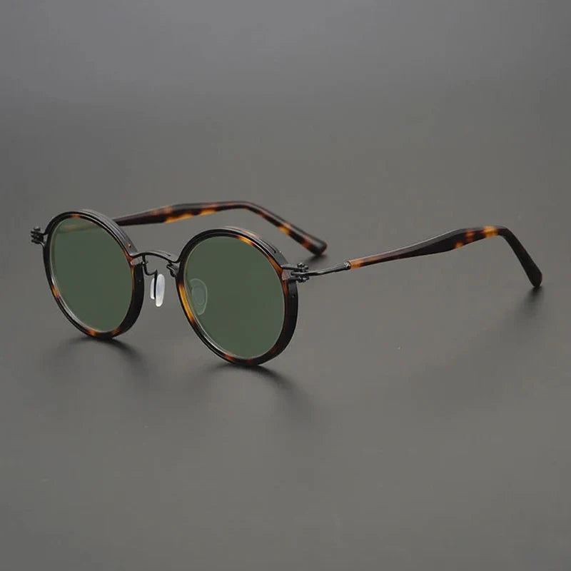
Gafas de sol redondas vintage polarizadas con protección UV400 y detalle de titanio