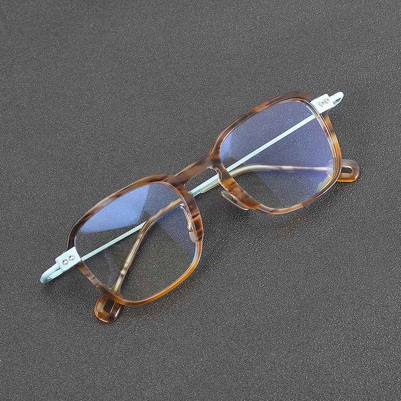 
Monturas de gafas retro cuadradas de titanio con aros completos redondeados y patillas detalladas - Imagen 2