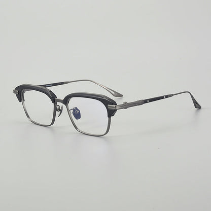 
Monturas de gafas rectangulares de titanio con borde superior grueso y detalles metálicos texturizados
