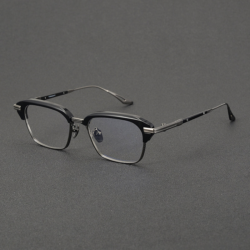 
Monturas de gafas rectangulares de titanio con borde superior grueso y detalles metálicos texturizados