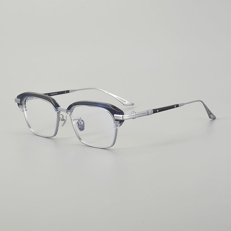 
Monturas de gafas rectangulares de titanio con borde superior grueso y detalles metálicos texturizados